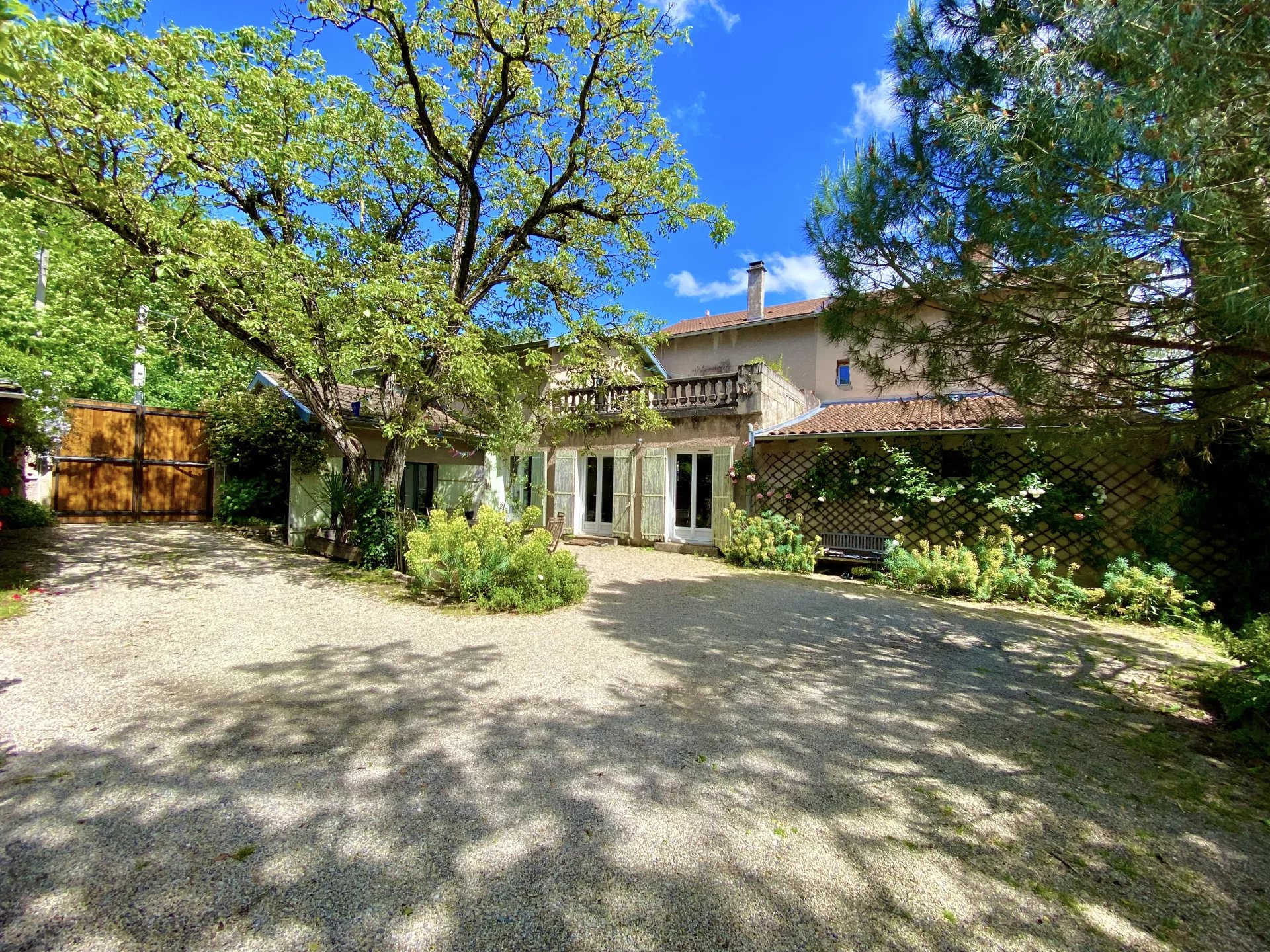 Maison familiale 197, 23 m² – 5 Chambres – Sainte-Foy-Lès-Lyon