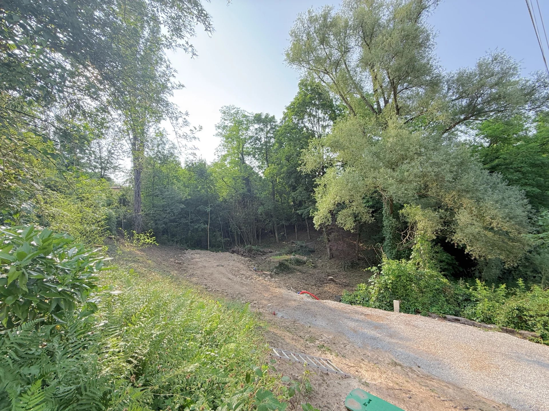 Terrain à bâtir – 1 660 m² – CHAPONOST