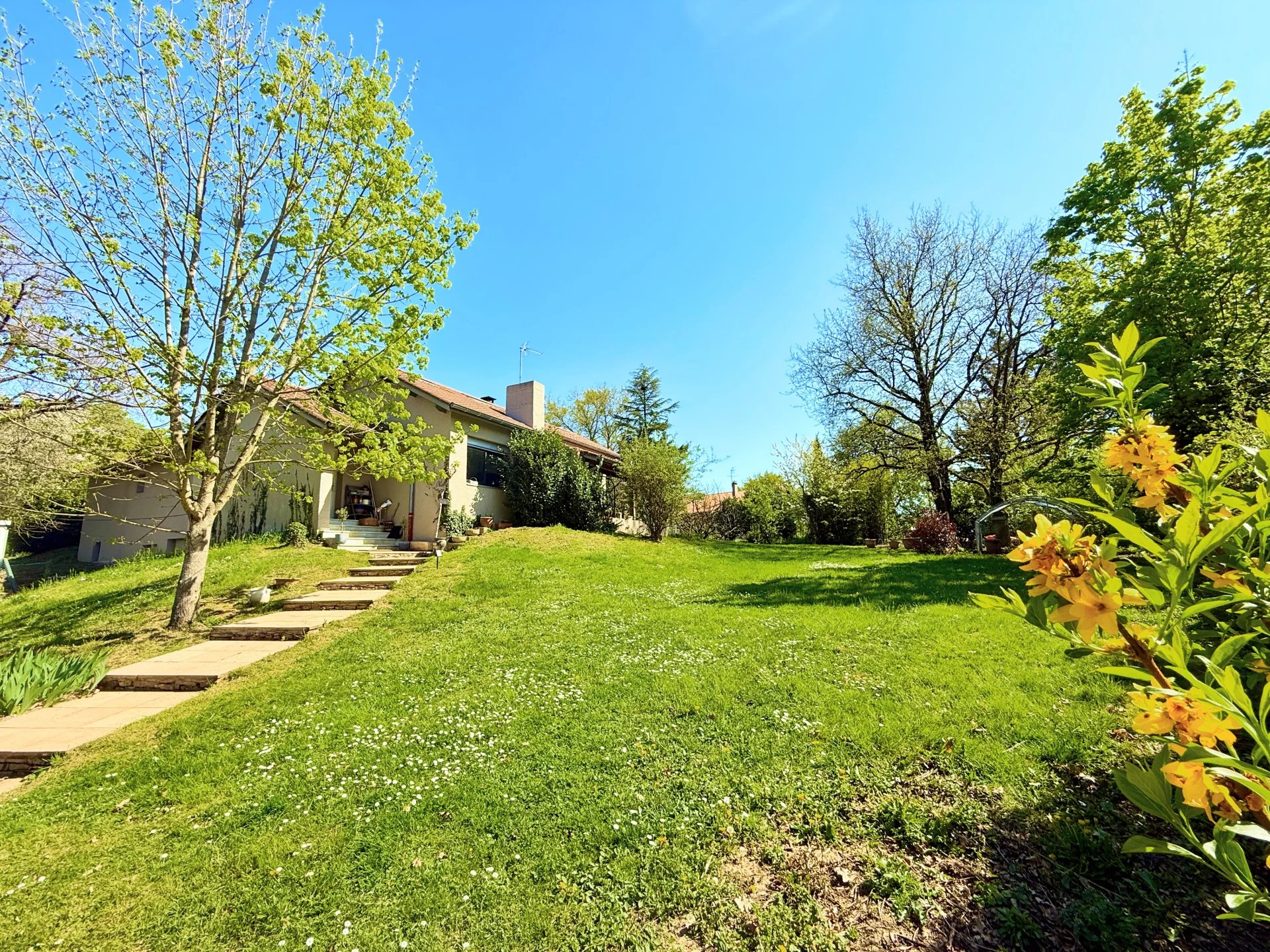Villa de 200 m² – 8 pièces – CHAPONOST