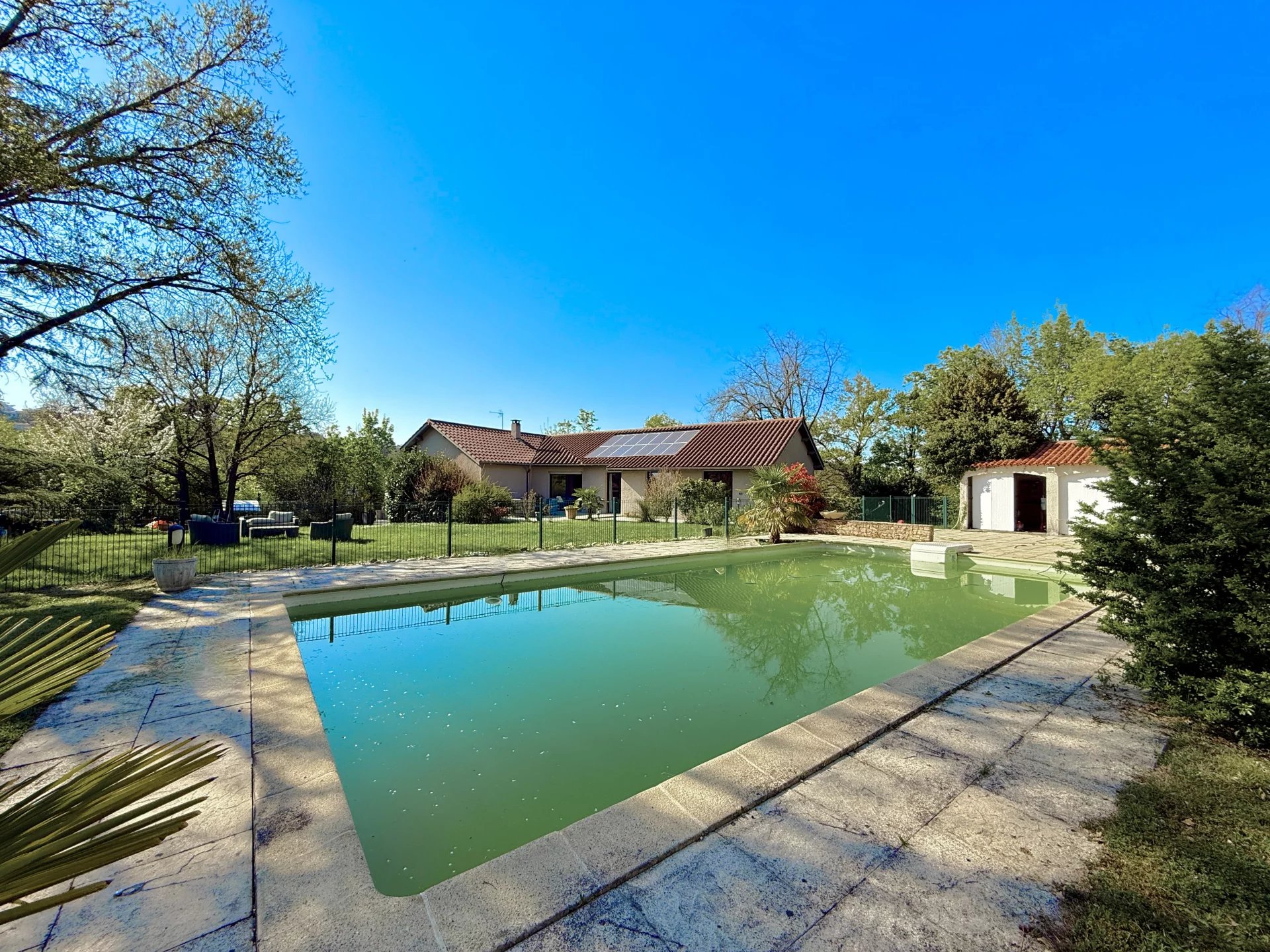 Villa de 200 m² – 8 pièces – CHAPONOST