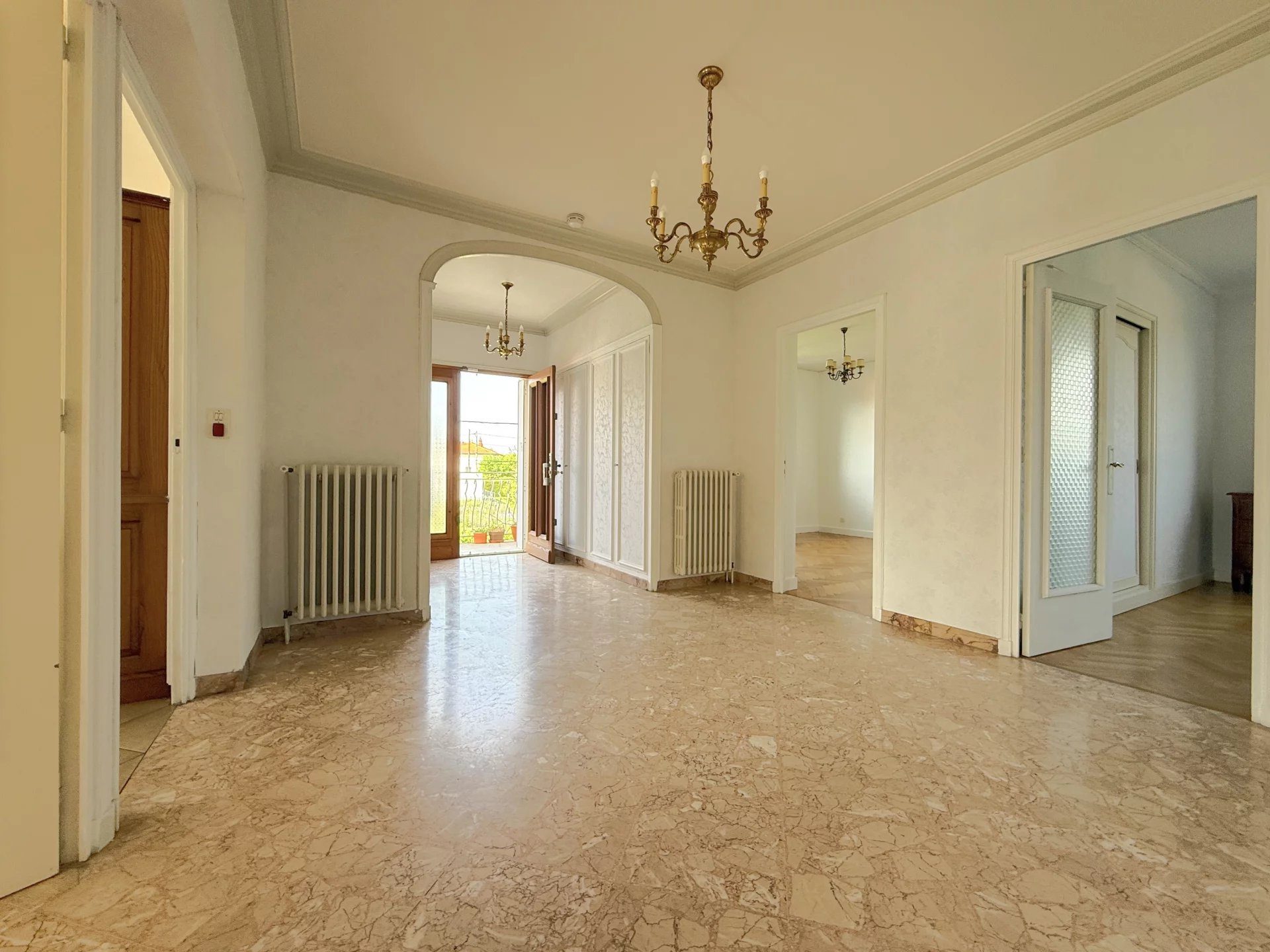 MAISON familiale de 282,09 m² – 8 pièces – CHAPONOST