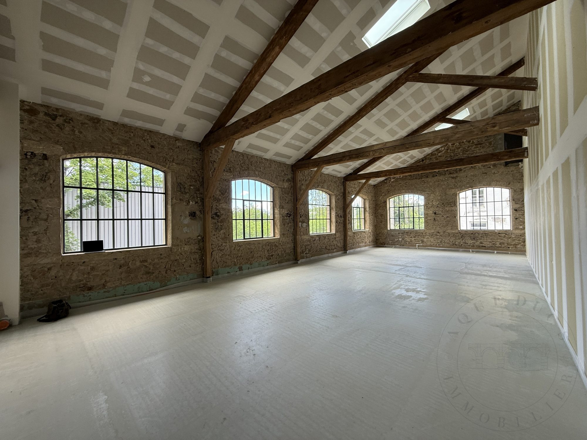 Local d’activité rénové – 118 m² – Hauteur sous plafond 7 m – Prêt à l’emploi