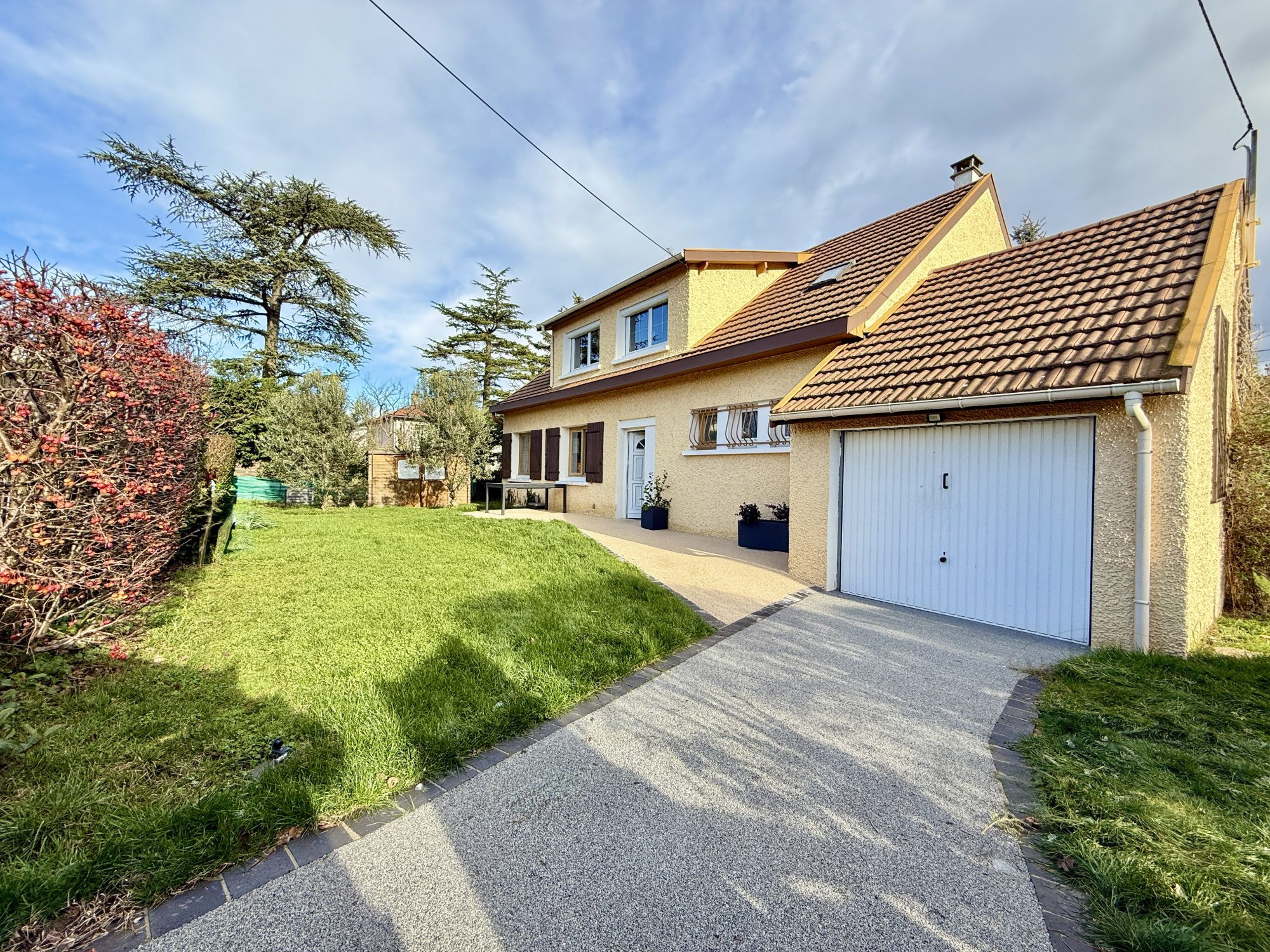 Maison Familiale – 7 Pièces – 5 Chambres – CHAPONOST
